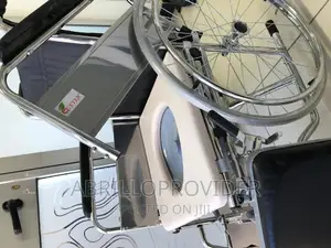 ለዘላቂ ምቾት እና ንፅህና Commode Wheelchair/Wheelchair/Wheelchair