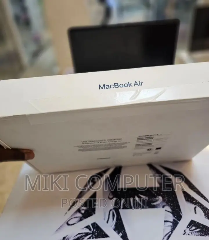 New Laptop Apple MacBook Air 2022 M2 8GB Intel SSD 256GB