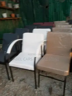 አዲስ ደረጃቸወን የጠበቁ ወንበሮች