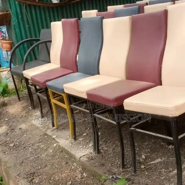 አዲስ ደረጃቸወን የጠበቁ ወንበሮች