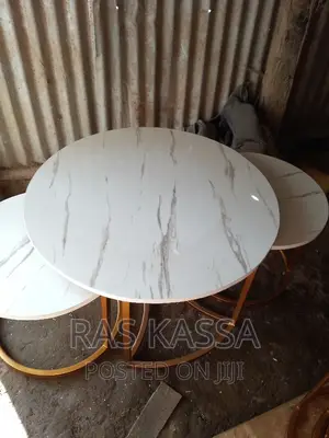 የሶፋ ጠረጴዛ ውብ የሆነ