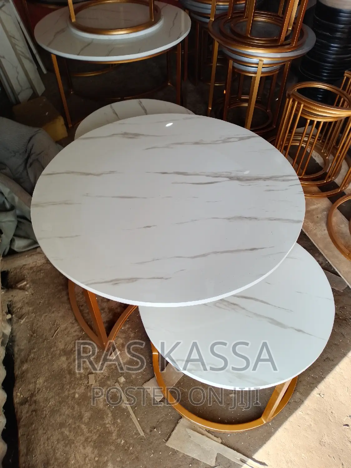 የሶፋ ጠረጴዛ ውብ የሆነ