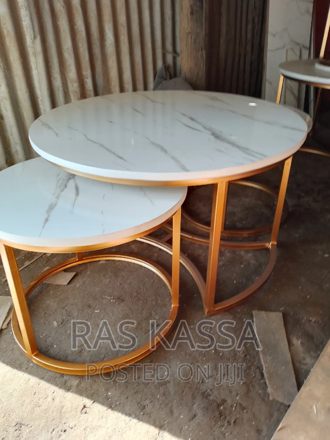 የሶፋ ጠረጴዛ ውብ የሆነ