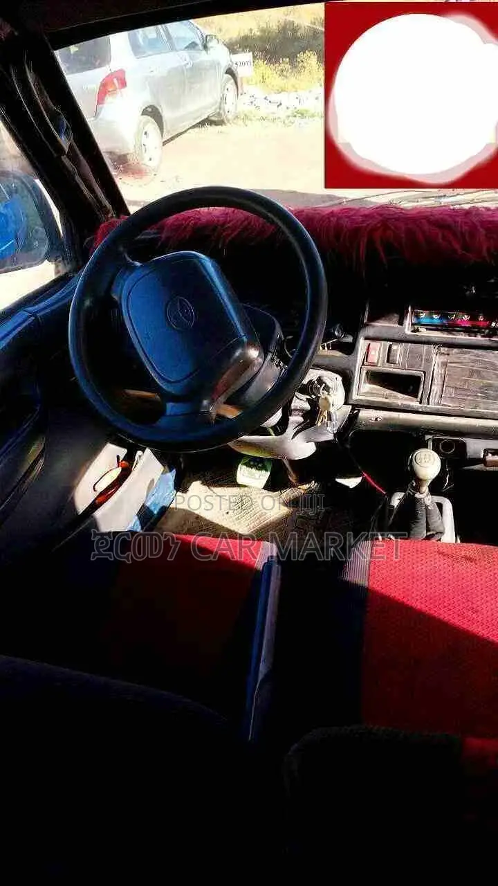 Toyota HiAce 2000 Blue