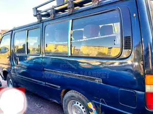 Toyota HiAce 2000 Blue