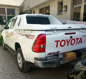 Toyota Hilux 2022 White