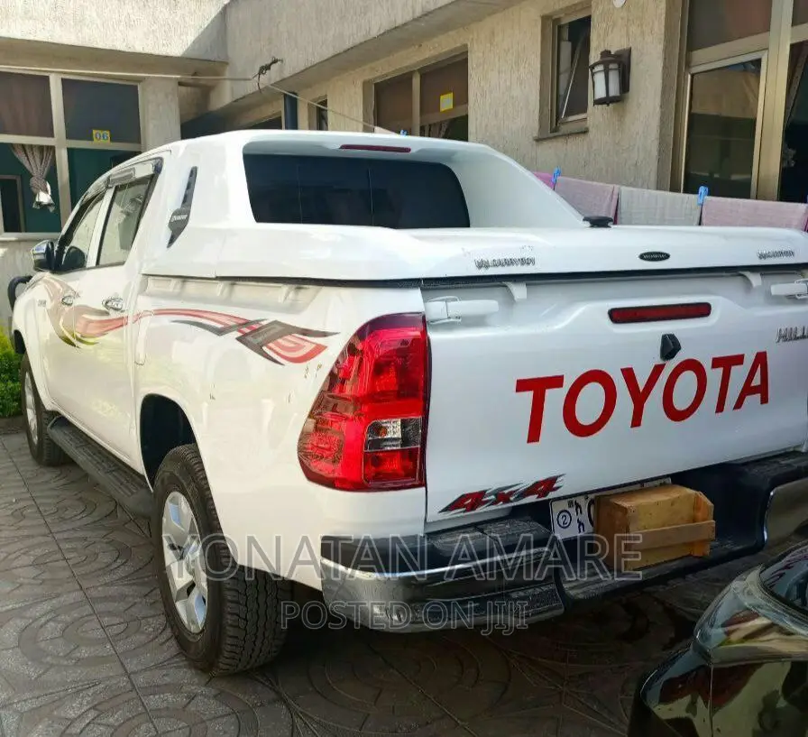 Toyota Hilux 2022 White