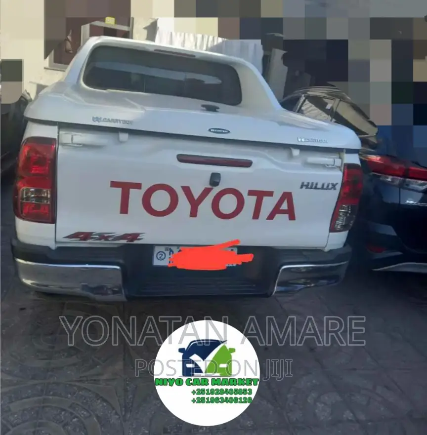 Toyota Hilux 2022 White