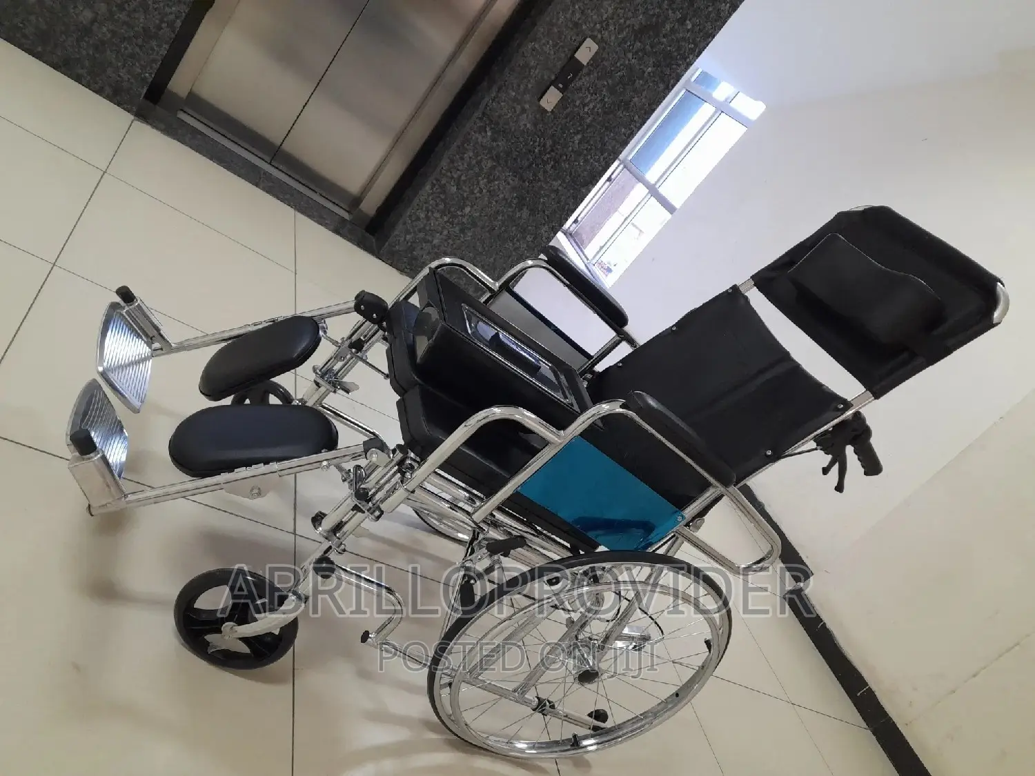 ኮሞዶ የሚተኛ Toilet*Wheelchair-Wheelchair_wheelchair:Wheelchair