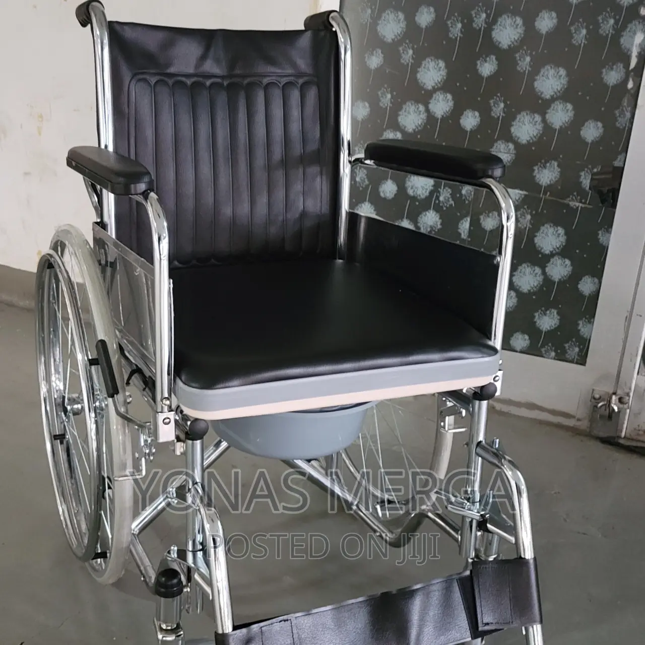 ተንሸራታች ፖፖ ያለዉ ዘመናዊ ምቹ ዊልቼር Wheelchair For.Sell