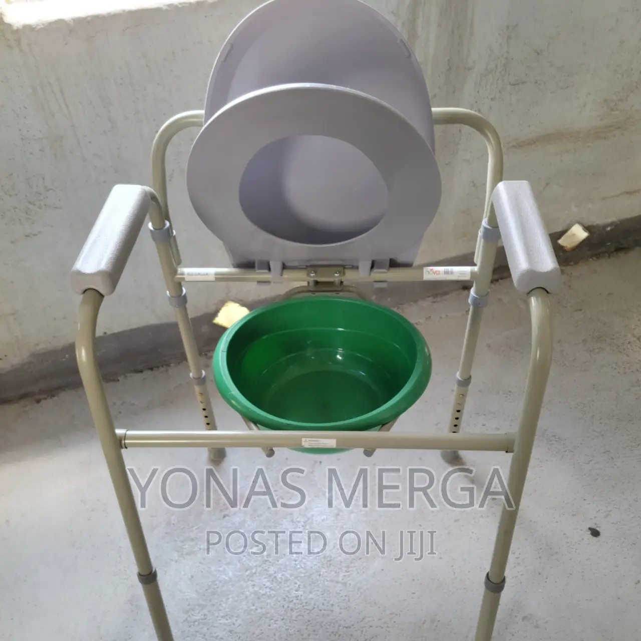 Slightly Used Commode Chair በፎቶ እንደሚያዩት ጥርትያለ