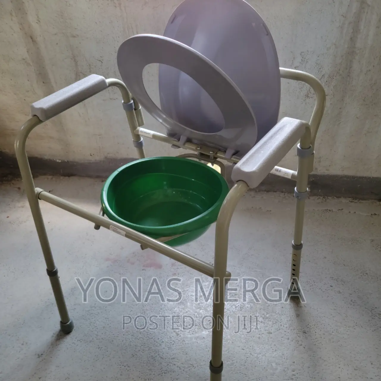 Slightly Used Commode Chair ጥንቅቅ ተደርጎ የተሰራ