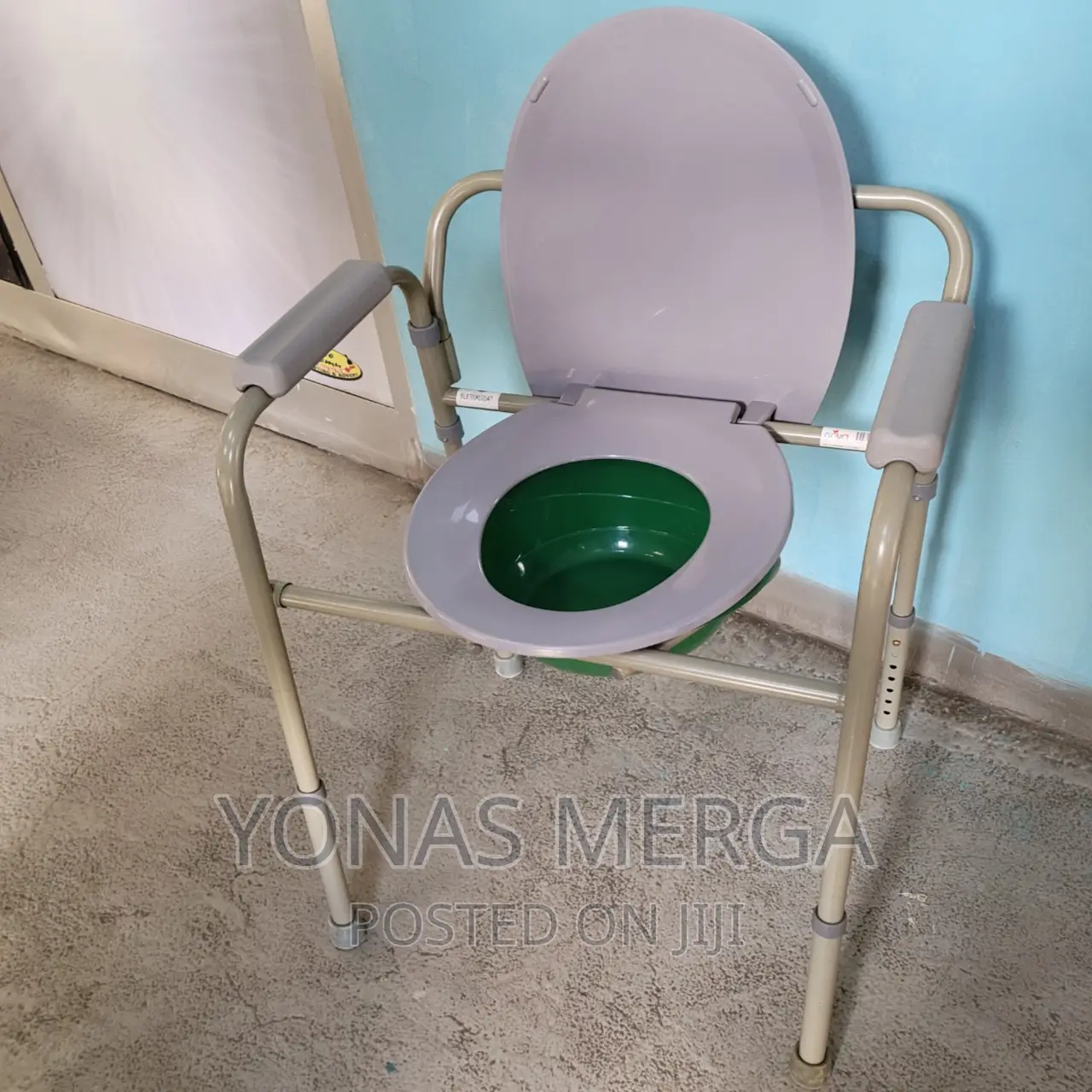 Used Commode/Toilet Chair በፈለጉት ሰዐት አጠገባቸዉ አርገዉ አስታማሚ ሳይኖር