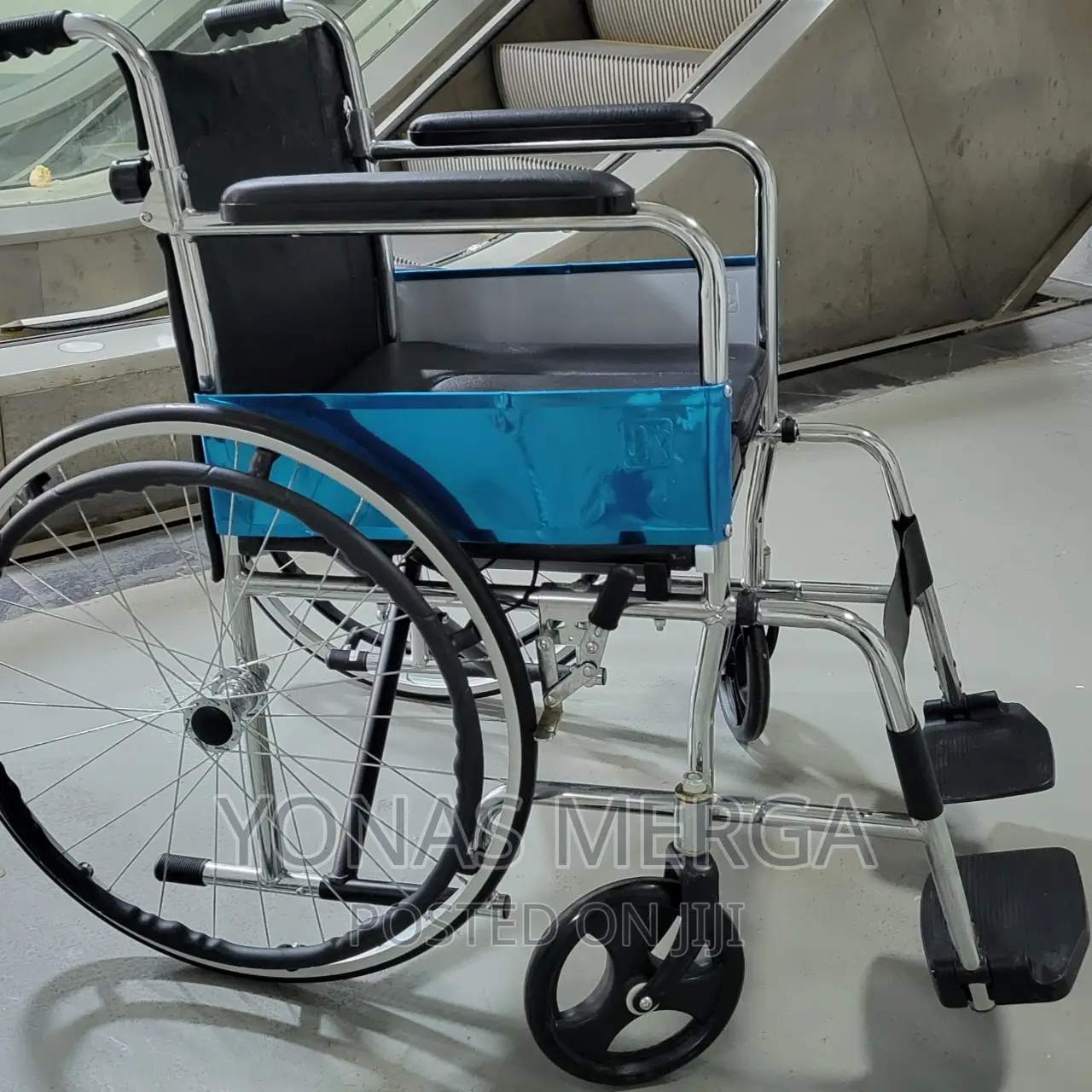 Slightly Used Commode Wheelchair/U የተቆረጠ ፖፖሳይቸገሩ ያንሸራትቱታል/