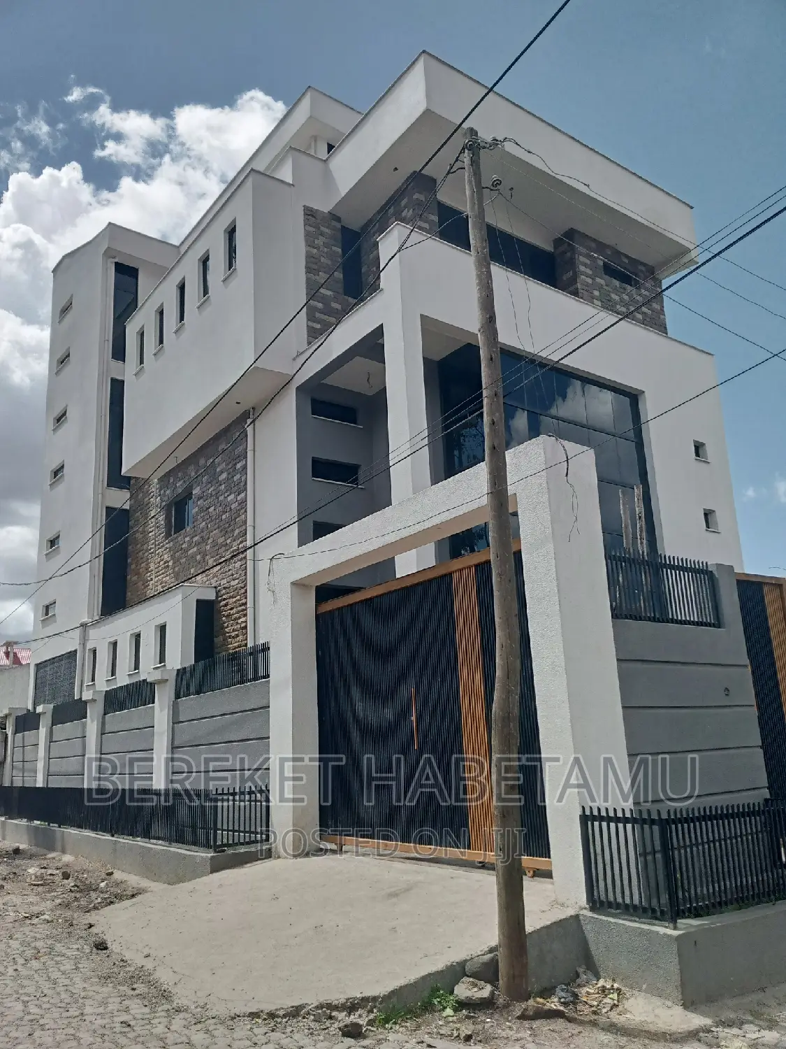 8bdrm House in ሃና ማሪያም ሳሪስ, Nifas Silk-Lafto for sale