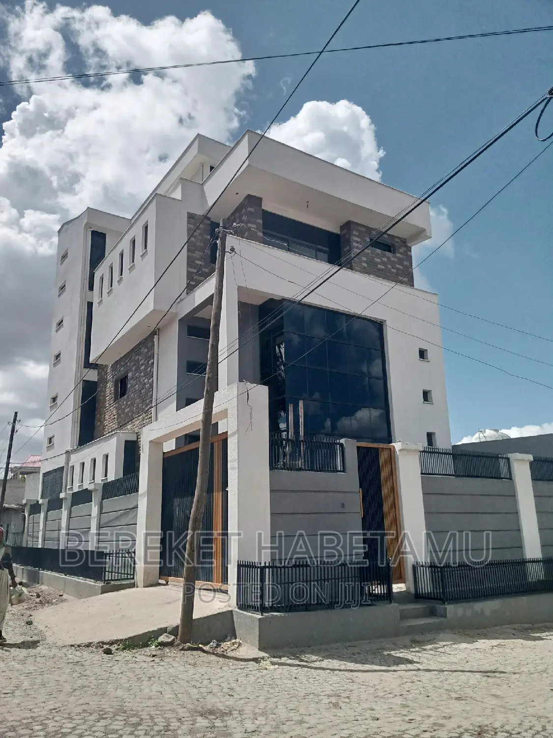 8bdrm House in ሃና ማሪያም ሳሪስ, Nifas Silk-Lafto for sale