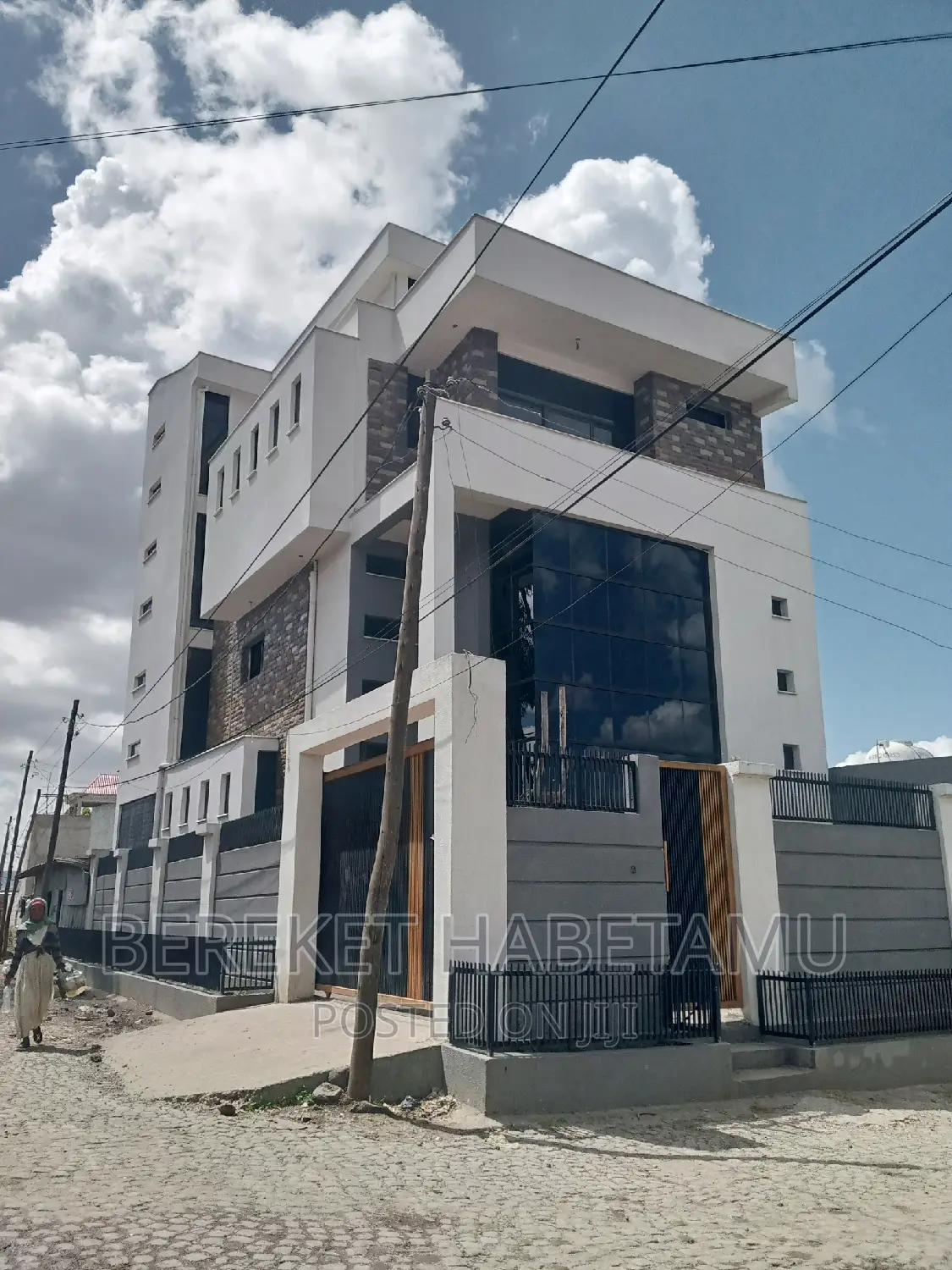 8bdrm House in ሃና ማሪያም ሳሪስ, Nifas Silk-Lafto for sale