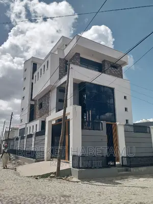 8bdrm House in ሃና ማሪያም ሳሪስ, Nifas Silk-Lafto for sale