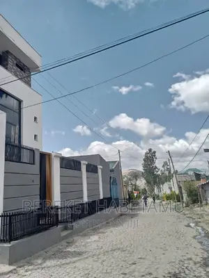 8bdrm House in ሃና ማሪያም ሳሪስ, Nifas Silk-Lafto for sale