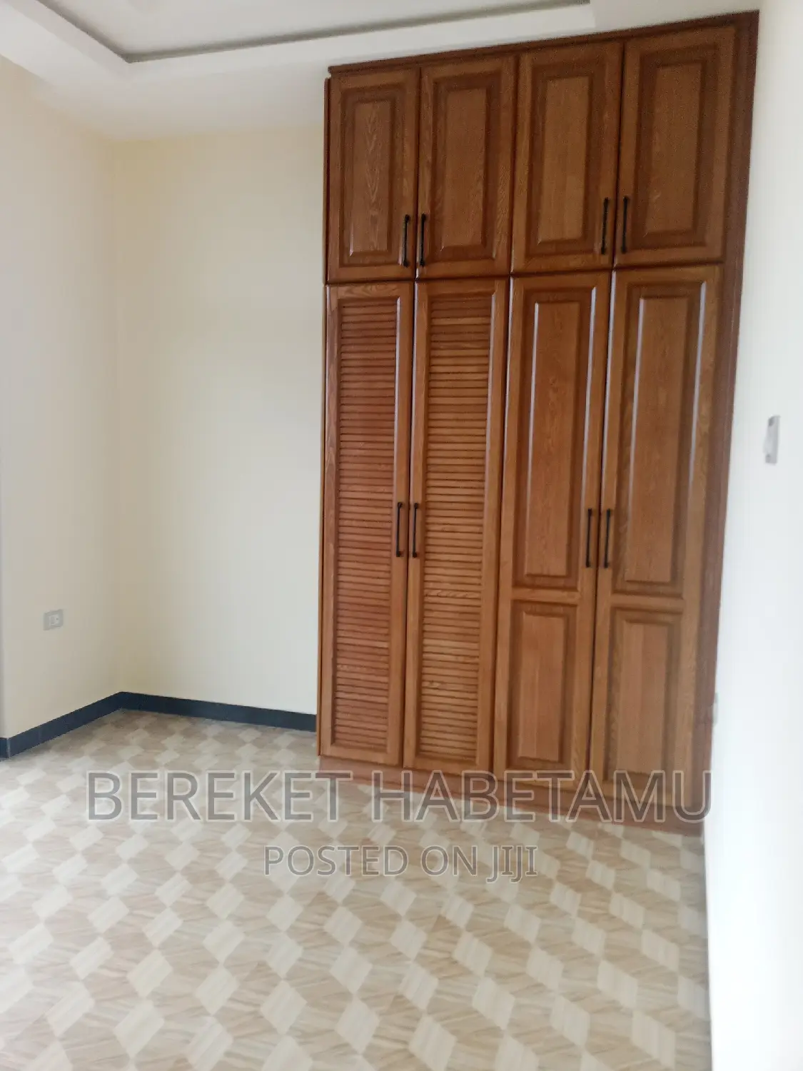 8bdrm House in ሃና ማሪያም ሳሪስ, Nifas Silk-Lafto for sale