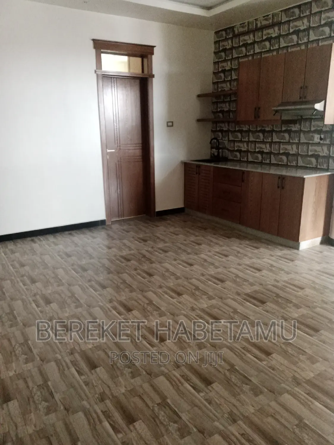 8bdrm House in ሃና ማሪያም ሳሪስ, Nifas Silk-Lafto for sale