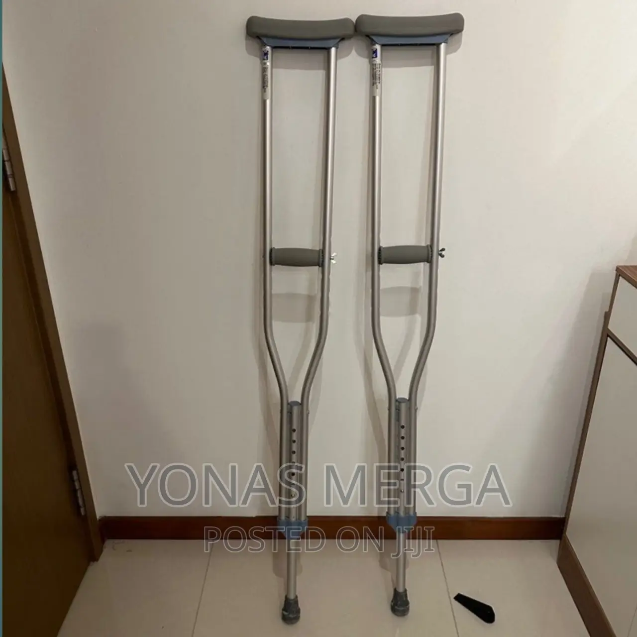 Crutches 2×Lightweight Adjustable Under Arm Underarm Crutche