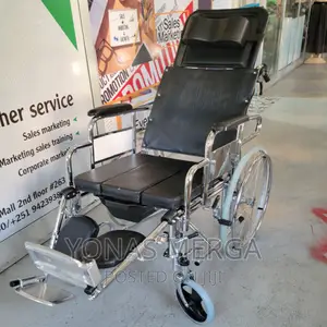 Slightly Used Bedside Wheelchair/Multifunction/የአንገት ትራስአለዉ