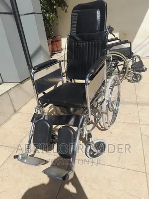 በመጠኑ ያገለገለ Multiple Function Wheelchair/Commode+Toilet ዌልቸር