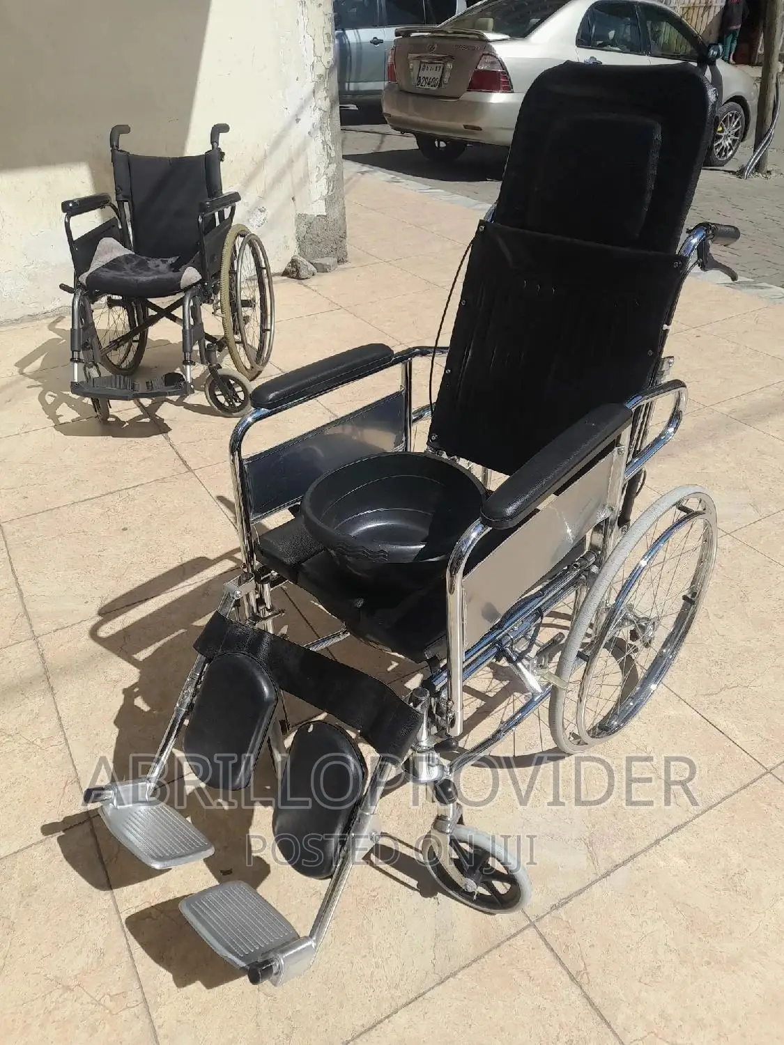 በመጠኑ ያገለገለ Multiple Function Wheelchair/Commode+Toilet ዌልቸር