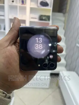 Photo - New Samsung Galaxy Z Flip5 256 GB Black