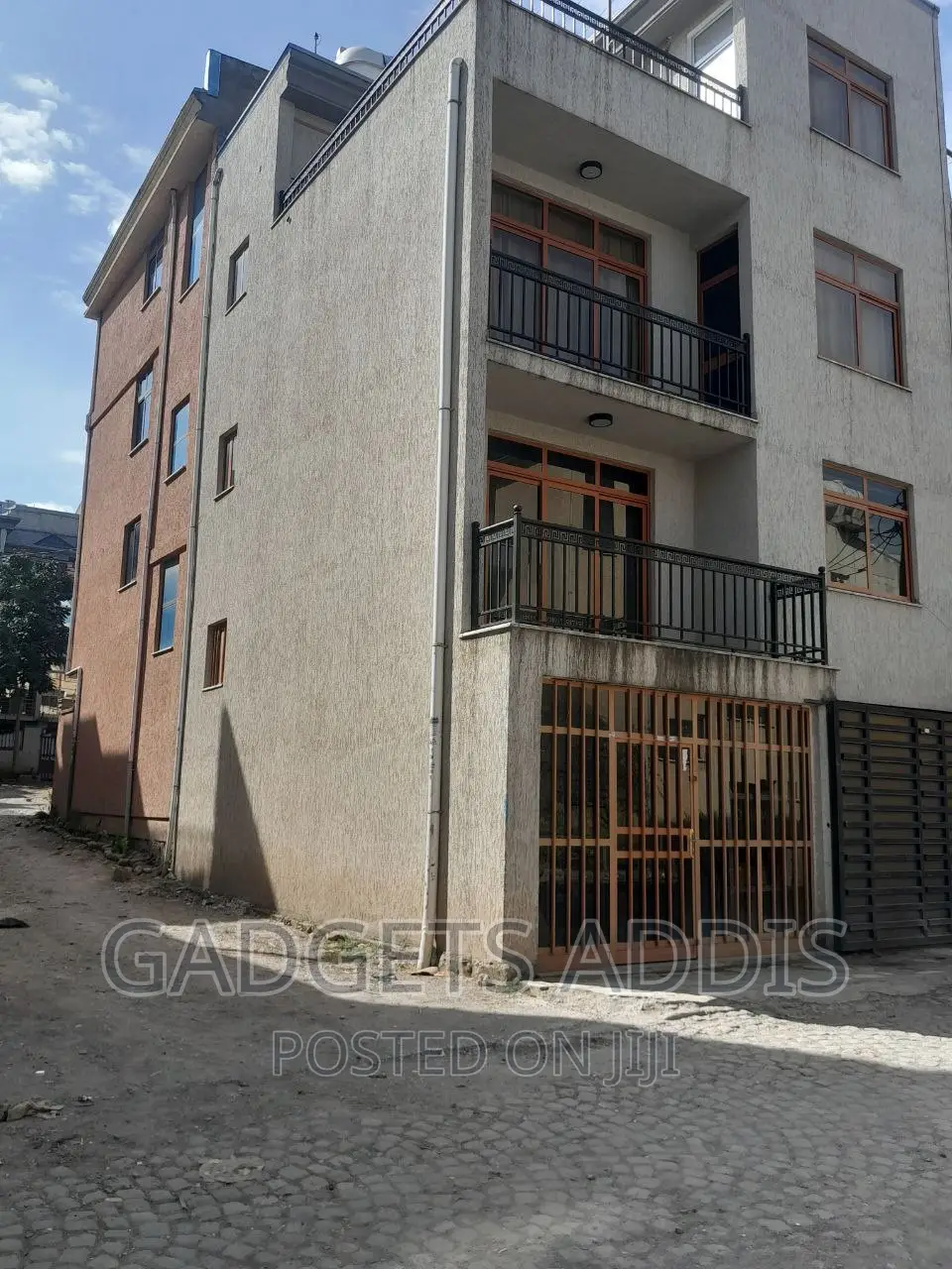 5bdrm House in በሀይሌ ጋርመንት መስቀለ, Nifas Silk-Lafto for sale