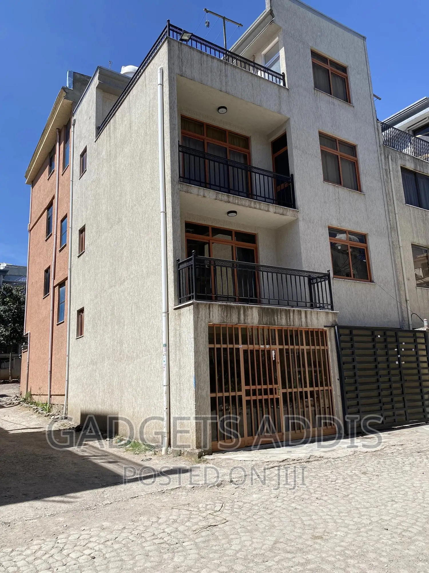 5bdrm House in በሀይሌ ጋርመንት መስቀለ, Nifas Silk-Lafto for sale
