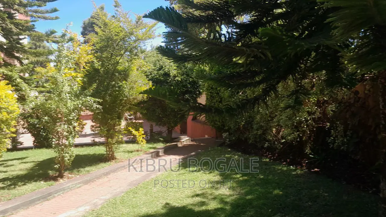 11bdrm House in Ayat, Bole for sale