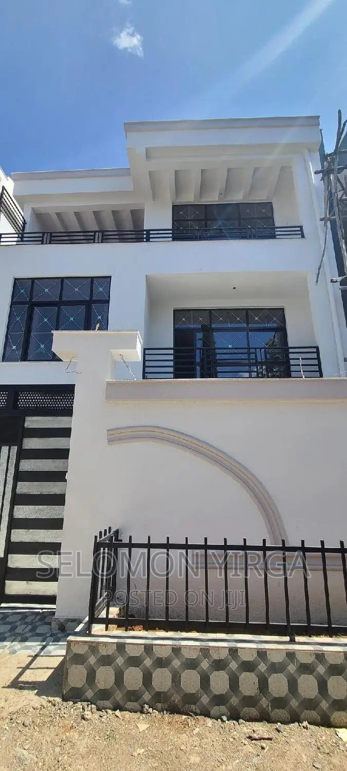 5bdrm House in አድስ አበባ, Bole for sale