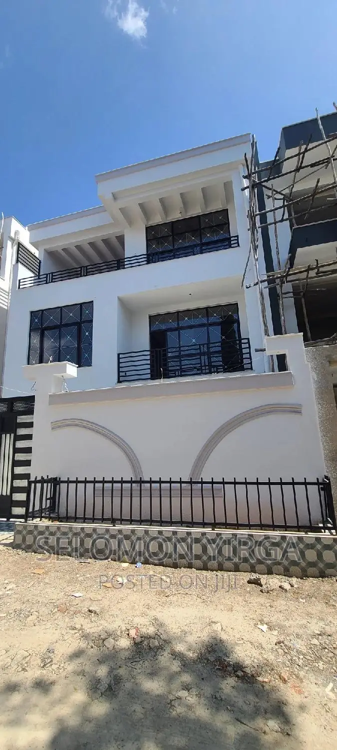 5bdrm House in አድስ አበባ, Bole for sale