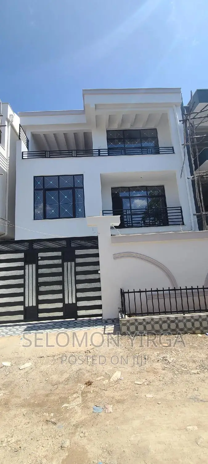 5bdrm House in አድስ አበባ, Bole for sale
