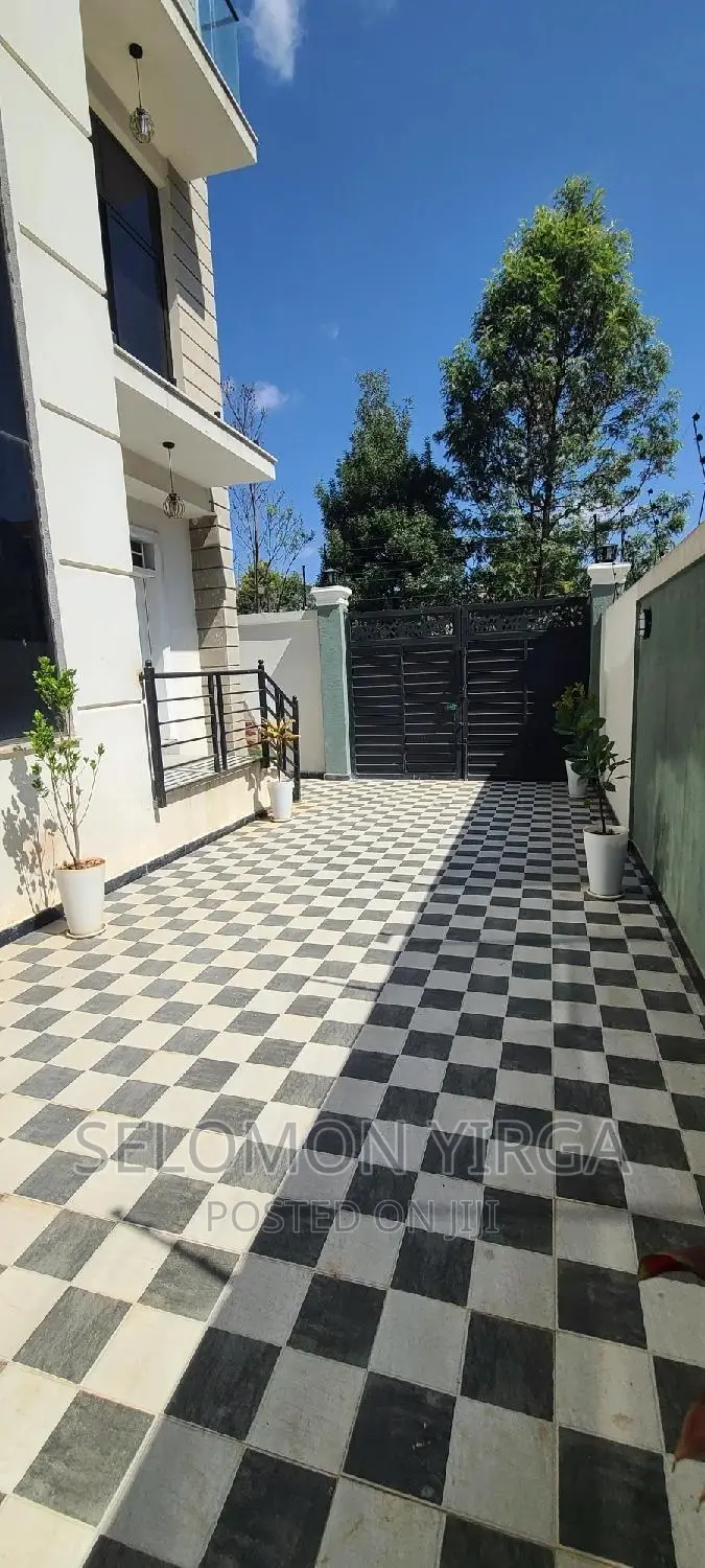 9bdrm House in አድስ አበባ, Bole for sale