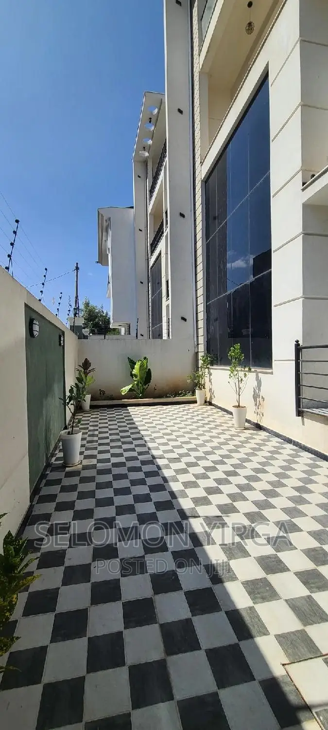 9bdrm House in አድስ አበባ, Bole for sale