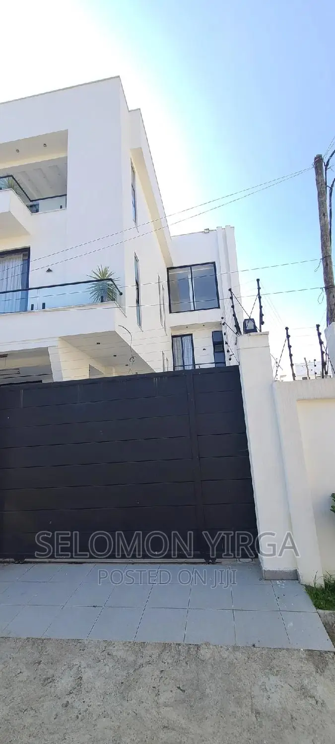 9bdrm House in ከድስ አበባ, Bole for sale