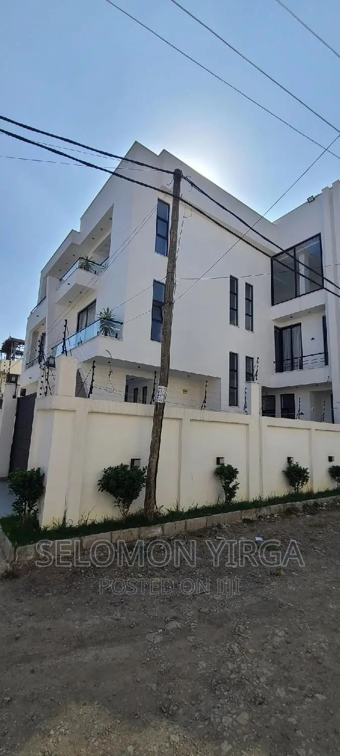 9bdrm House in ከድስ አበባ, Bole for sale