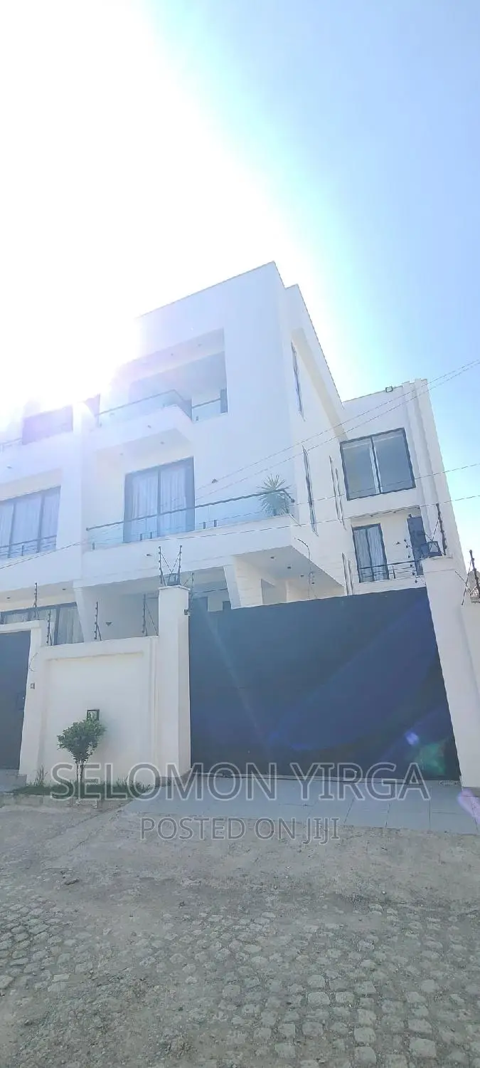 9bdrm House in ከድስ አበባ, Bole for sale