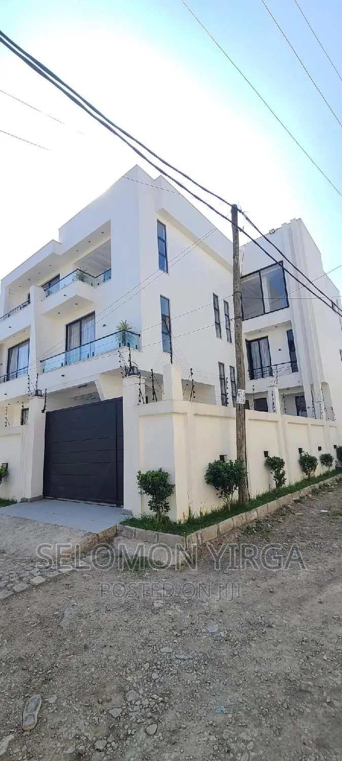 9bdrm House in ከድስ አበባ, Bole for sale