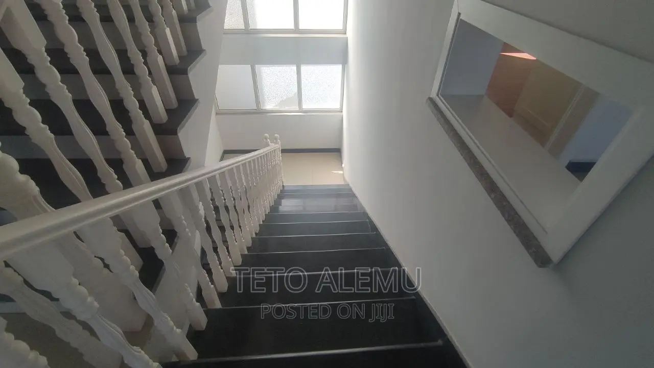 5bdrm House in House For Sale, Yeka for sale