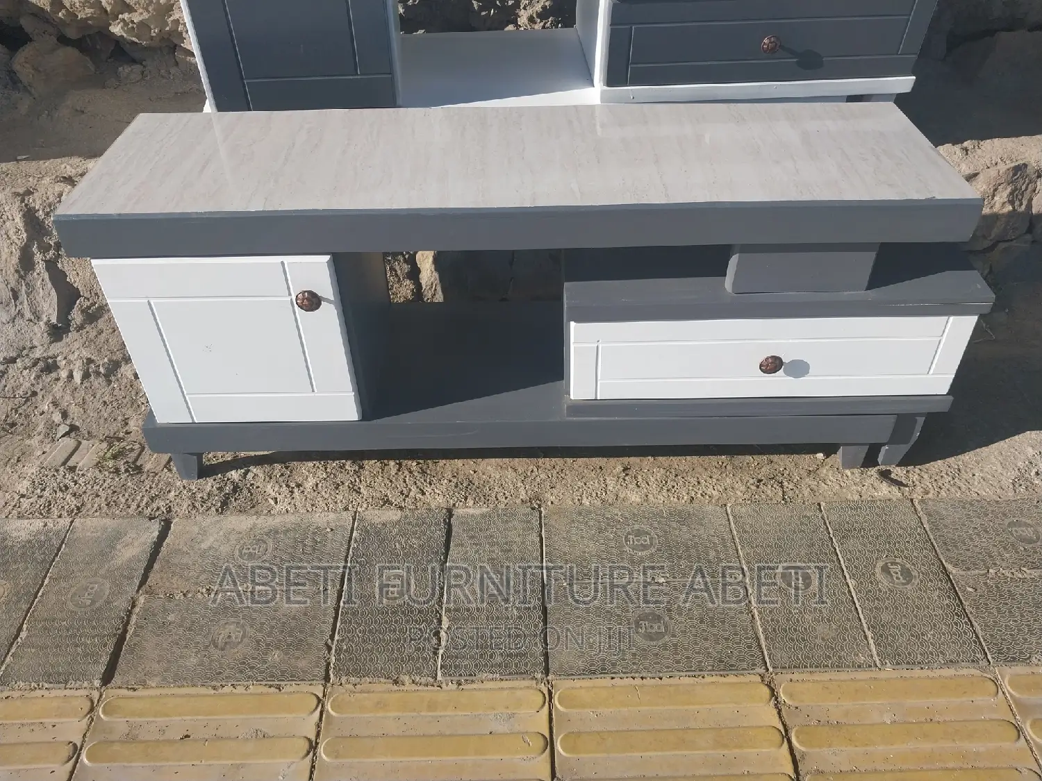 ቲቪስታንድበአንድበኩልየሚረዝም