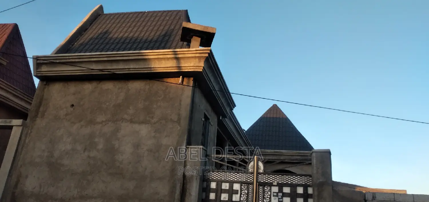 4bdrm Villa in 40 Meter Teshagro, Adama for sale