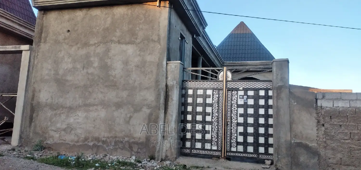 4bdrm Villa in 40 Meter Teshagro, Adama for sale