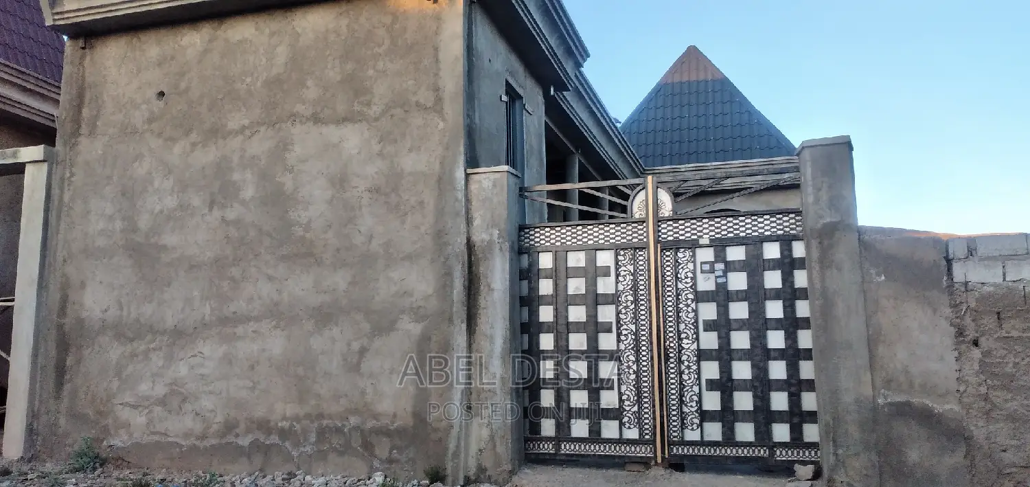 4bdrm Villa in 40 Meter Teshagro, Adama for sale