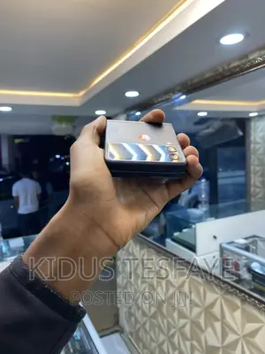 Photo - New Samsung Galaxy Z Flip 3 256 GB Black