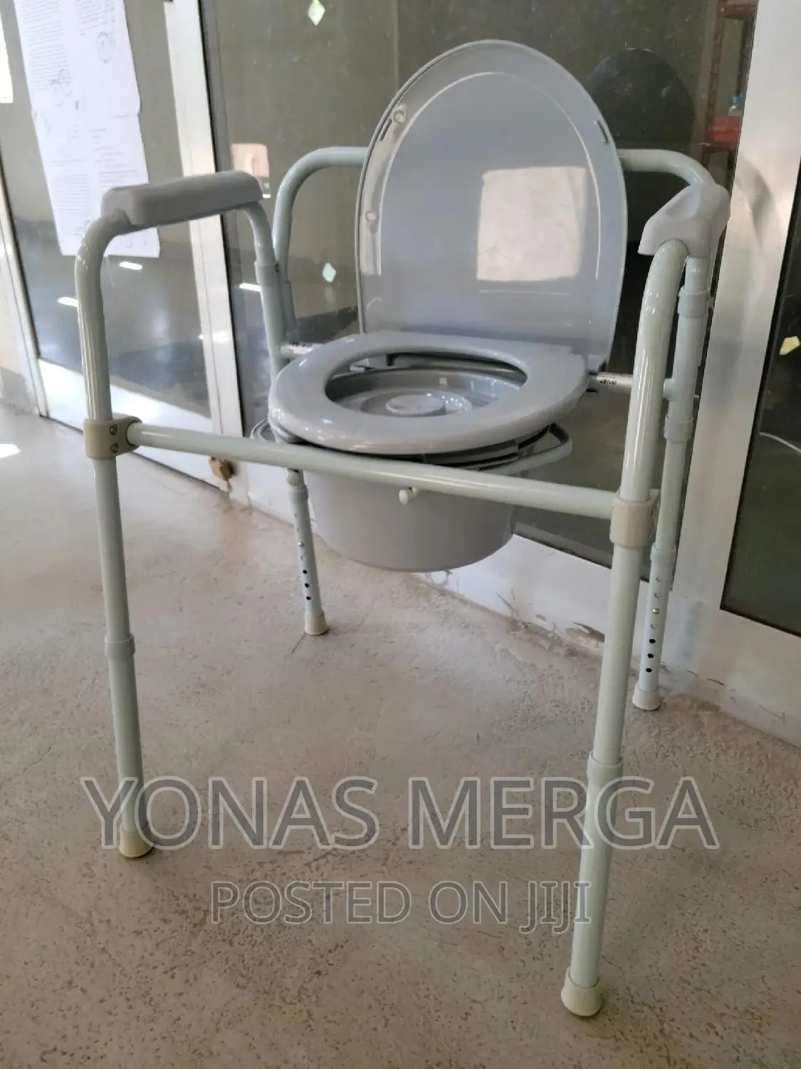 Commode Chair Serves as a Multifunctional Bathroom Aid