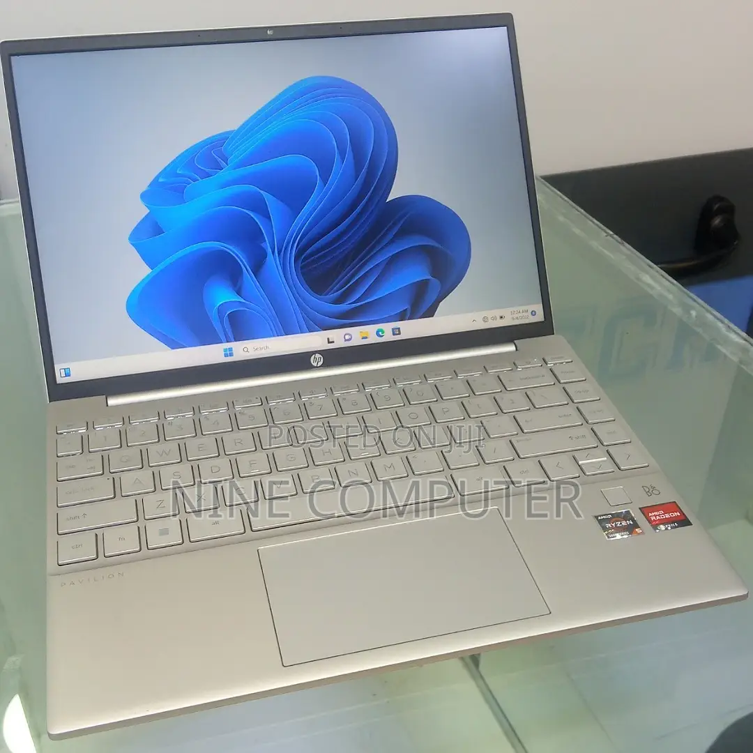 New Laptop HP Pavilion 13 8GB AMD Ryzen 5 SSD 512GB